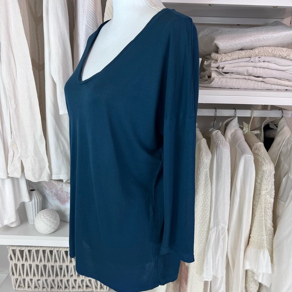 GAP Dark blue 3/4 sleeve Low V neck tee.  Women's medium.  Item #0014 - Picture 6 of 9
